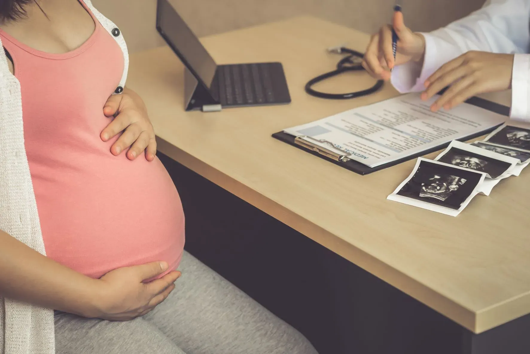 Choroby przewlekłe a ciąża – co powinna wiedzieć położna