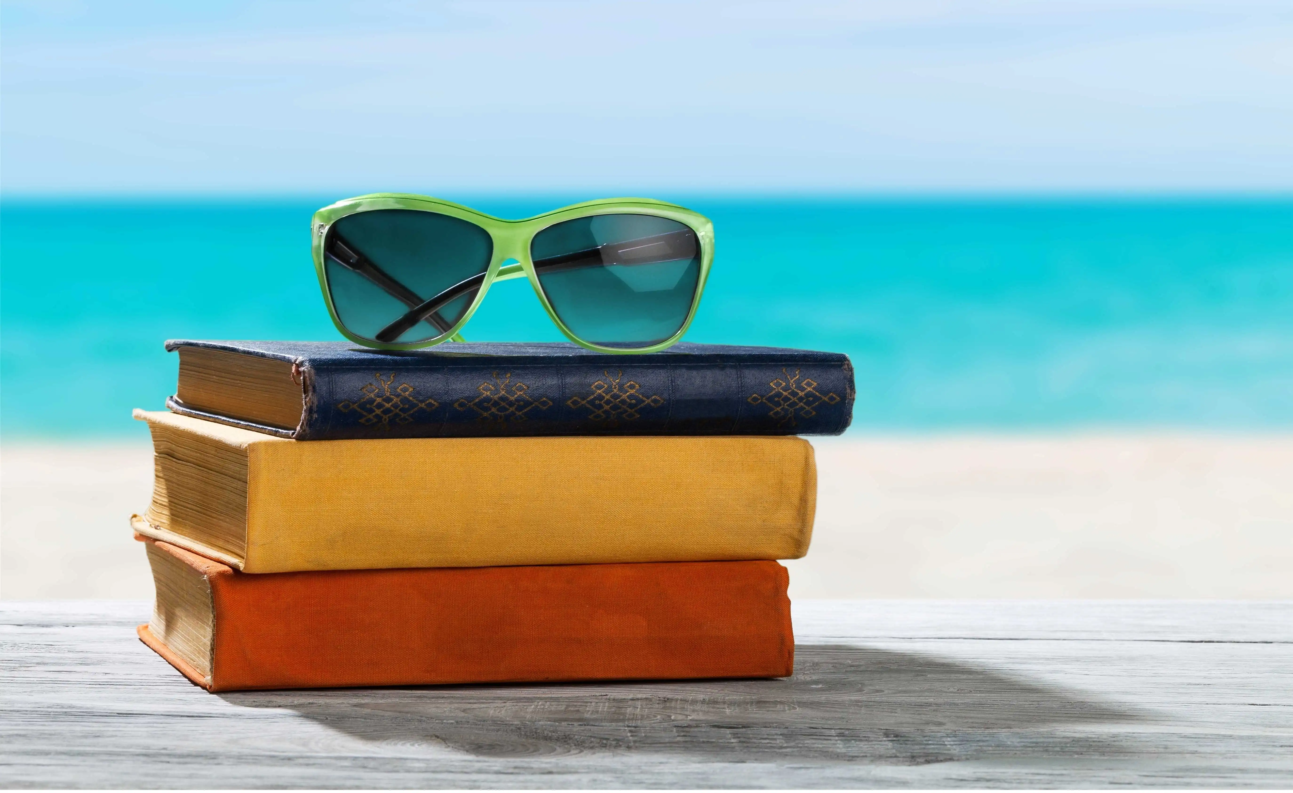 Czas na urlop! 10 książek przy których zapomnisz o pracy