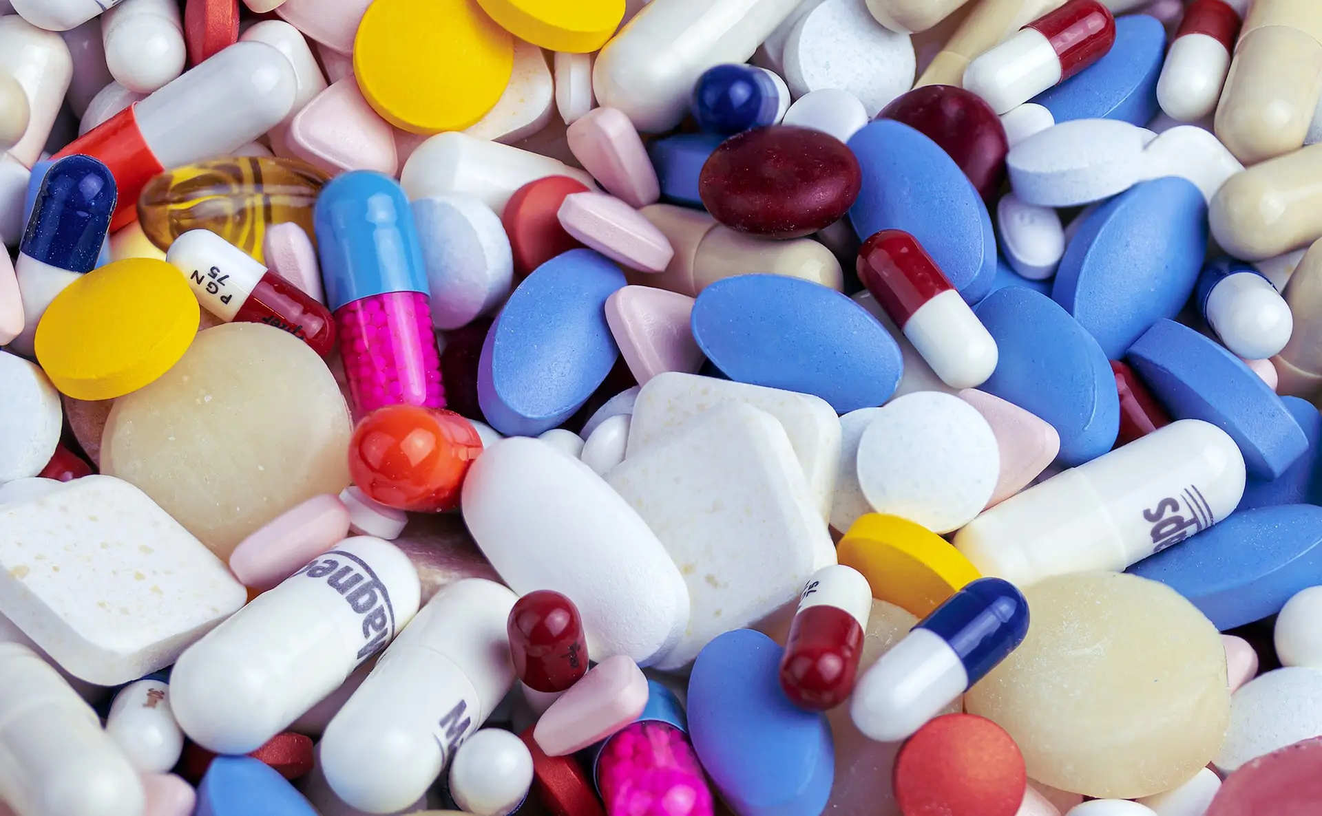 Farmaceuta wyjaśni pacjentom jak prawidłowo przyjmować nowe leki