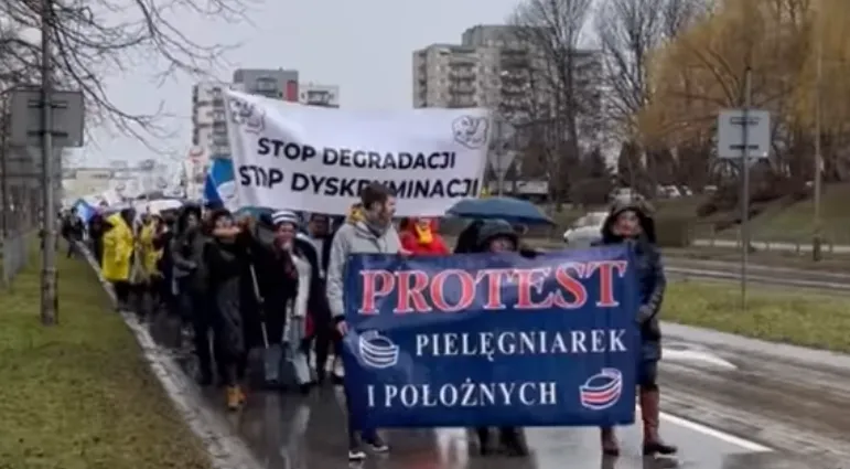 Protest pielęgniarek i położnych w Krakowie "Stop degradacji - stop dyskryminacji"