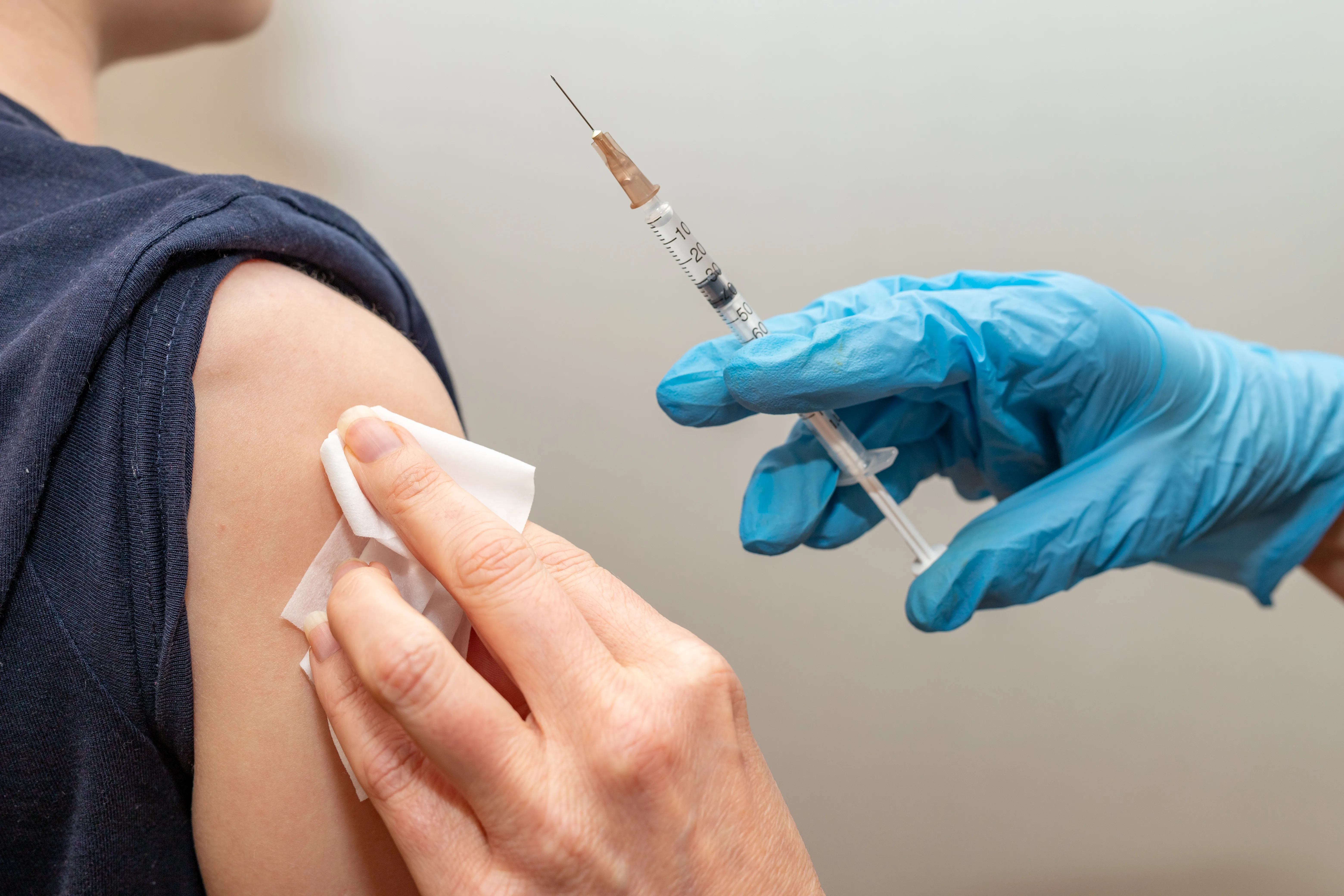 UK: są najnowsze badania dotyczące skuteczności szczepionek Pfizer i AZ już po pierwszej dawce