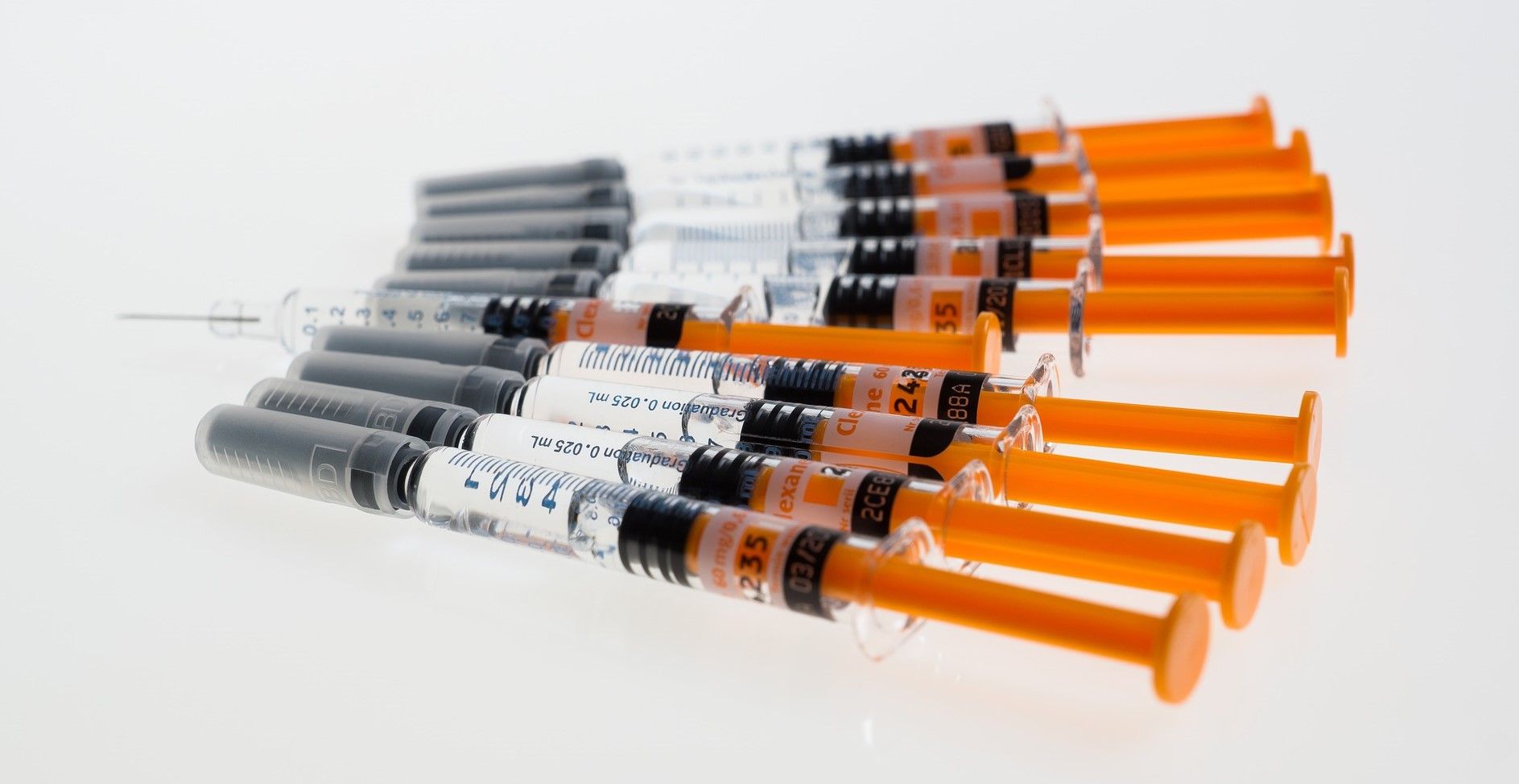 Firmy farmaceutyczne nie nadążają z produkcją szczepionek przeciwko COVID-19
