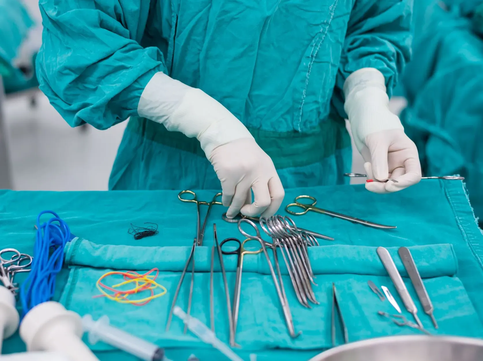 operacja z uzyciem narzedzi chirurgicznych, pielegniarka operacyjna
