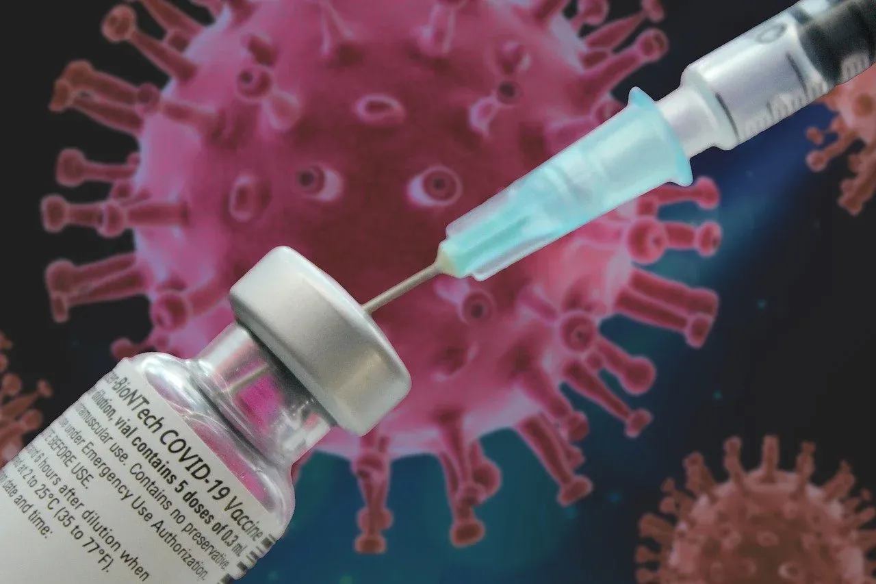 Mikrobiolog: szczepienia radykalnie zmieniły postrzeganie wirusa wśród personelu medycznego