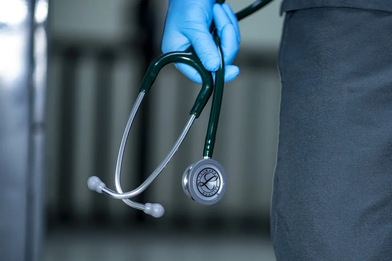 Normy zatrudnienia pielęgniarek i lekarzy w szpitalach zawieszone do końca roku