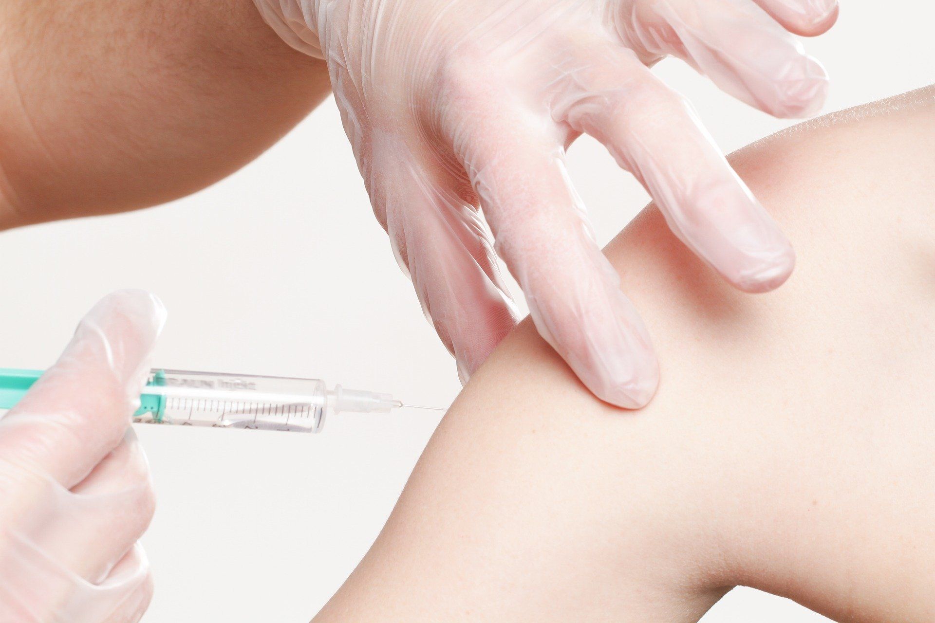 Po szczepionce AstryZeneki objawy niepożądane występują częściej po pierwszej dawce