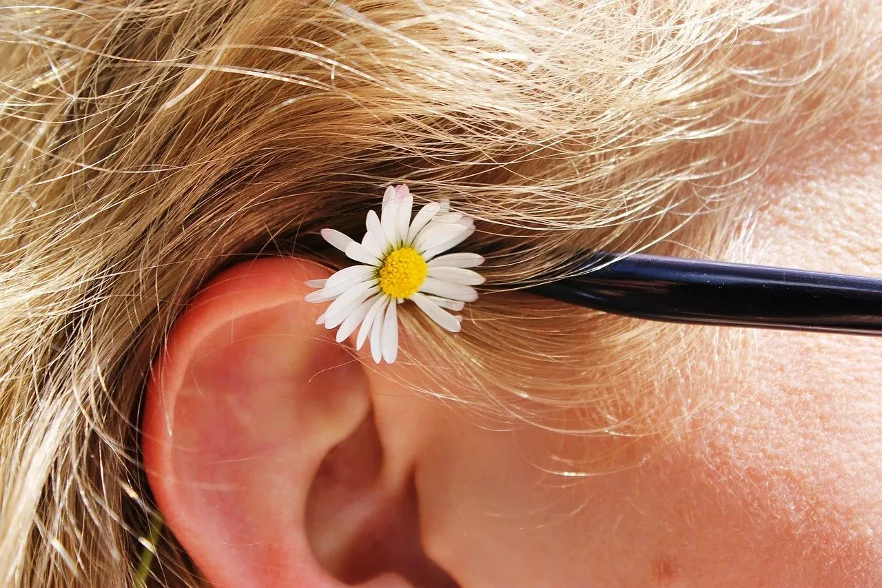 Ponad połowa z osób z problemami ze słuchem mogłaby skorzystać ze skutecznych terapii